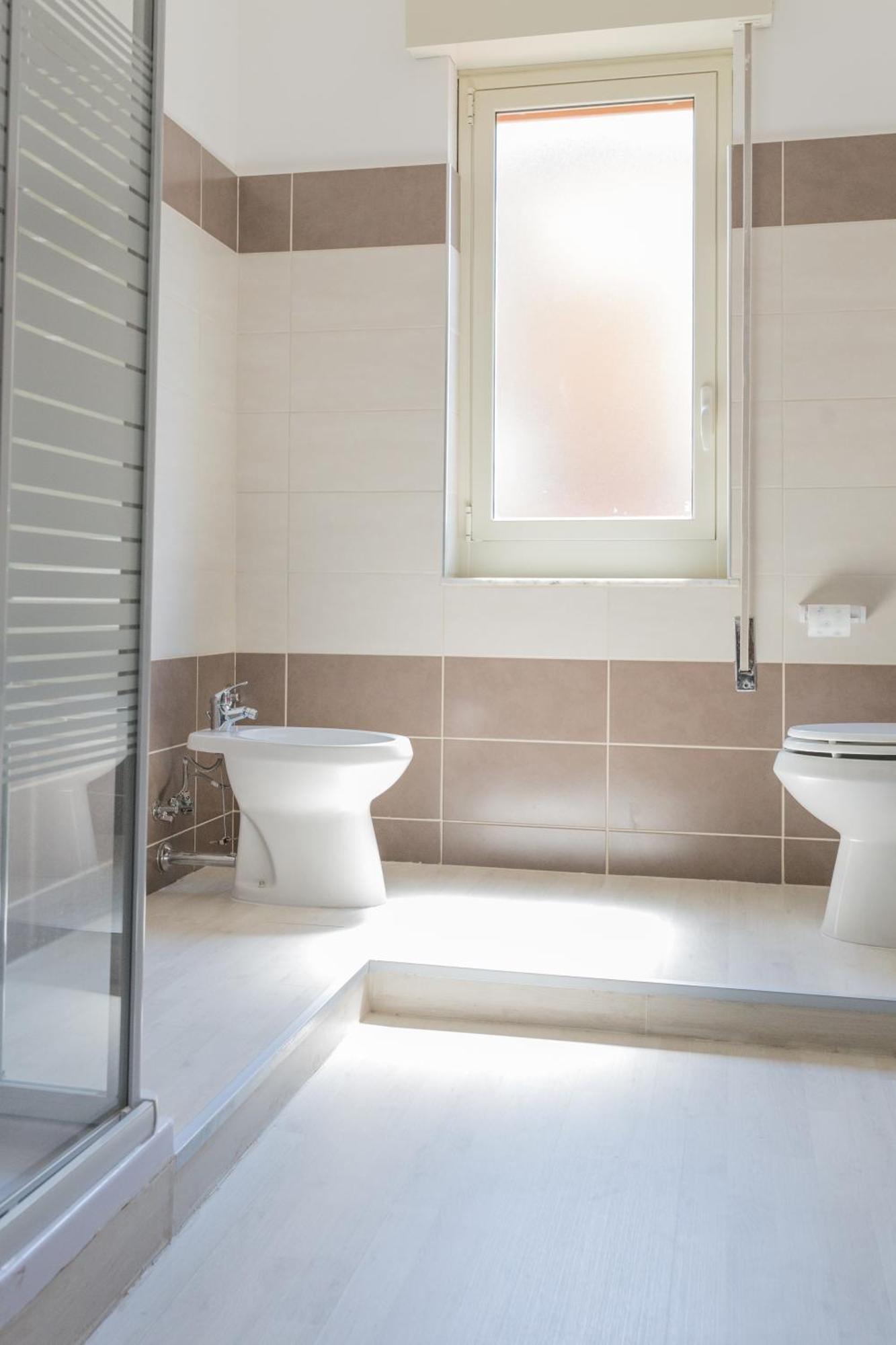 Family Room Bathroom,328819252:JPEG